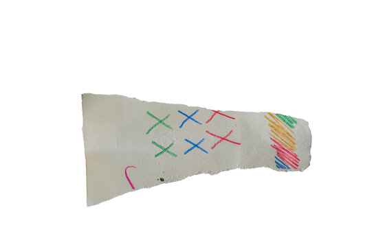 Papel rasgado con marcas de colores en cray&oacute;n sobre fondo negro minimalista