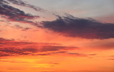 Fototapeta premium a wallpaper of Vibrant Sunset Sky with Dramatic Clouds copy space