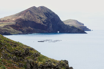 Madera klify i skały  na Półwyspie świętego Wawrzyńca nad oceanem © KoLesfot