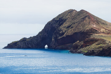 Madera klify i skały  na Półwyspie świętego Wawrzyńca nad oceanem © KoLesfot