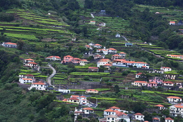 Madera osady wioski miasteczka położone na stokach i dolinach © KoLesfot