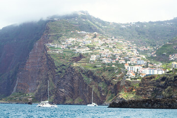 Madera osady wioski miasteczka położone na stokach i dolinach © KoLesfot