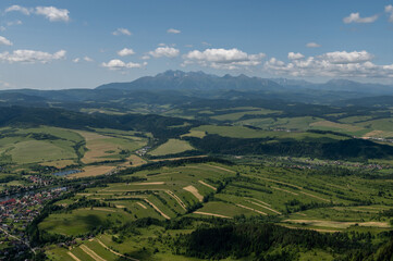 Panoramiczny widok z szczytu Trzech Koron na przełom Dunajca i Tatry. Opis: Malowniczy krajobraz Pienińskiego Parku Narodowego widziany z tarasu widokowego na Trzech Koronach. Widoczna wijąca się rzek © Micha