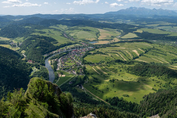 Panoramiczny widok z szczytu Trzech Koron na przełom Dunajca i Tatry. Opis: Malowniczy krajobraz Pienińskiego Parku Narodowego widziany z tarasu widokowego na Trzech Koronach. Widoczna wijąca się rzek © Micha