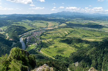 Panoramiczny widok z szczytu Trzech Koron na przełom Dunajca i Tatry. Opis: Malowniczy krajobraz Pienińskiego Parku Narodowego widziany z tarasu widokowego na Trzech Koronach. Widoczna wijąca się rzek © Micha