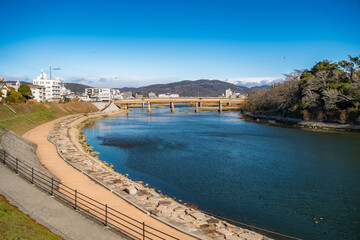 Naklejka premium 岡山市 旭川河川敷の遊歩道「旭川おしろみち」と鶴見橋の風景
