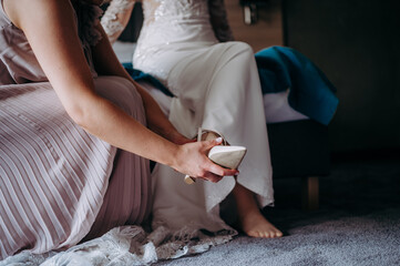 Pani młoda zakłada buta ślubnego © rozentuzjazmowany