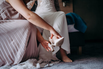 Pani młoda zakłada buta ślubnego © rozentuzjazmowany