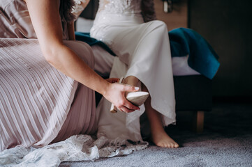 Pani młoda zakłada buta ślubnego © rozentuzjazmowany