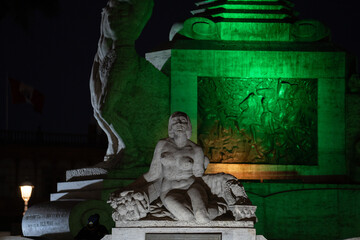 Obraz premium Estatua de mujer desnuda en monumento de la plaza mayor de Trujillo - Perú