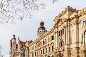 Obraz premium The new town hall building in Germany, photographed from bottom to top