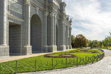 Fototapeta premium the replica in Europa Park explains its origin, the original monument in Madrid, and why it is there for visitors.