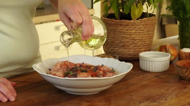 Process of seasoning chicken slices for cooking
