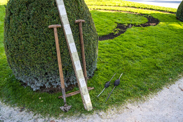 historische Gartenwerkzeuge im Barockgarten
