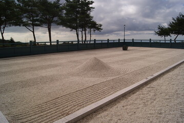松林に囲まれた砂庭の風景