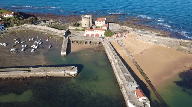 Le fort et la digue de Socoa, le port de Socoa &agrave; Ciboure