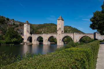 Obraz premium Valentré Bridge in Cahors crossing the Lot River, medieval architecture in France