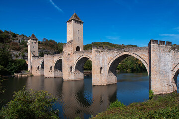 Naklejka premium Valentré Bridge in Cahors crossing the Lot River, medieval architecture in France