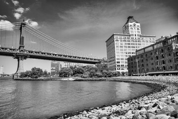 Obraz premium Iconic Manhattan Bridge viewed from Brooklyn park during bright summer daylight