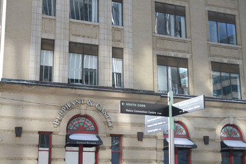 Naklejka premium exterior building facade and sign of Elephant & Castle, a restaurant, located at 212 King St W, Toronto