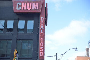 Obraz premium vintage sign of CHUM 104.5, a radio broadcaster, located at 299 Queen St W, Toronto (actually at Richmond St W and Duncan St)
