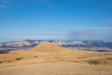 Fototapeta premium 青空と阿蘇の風景（熊本県阿蘇）