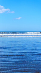 Obraz premium arena y el mar con un cielo azul en un dia caluroso de verano