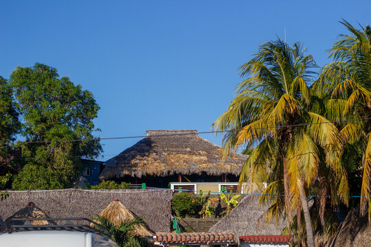 caba&ntilde;a playera en un dia de verano con cielo azul