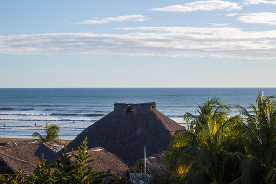 caba&ntilde;a playera en un dia de verano con cielo azul