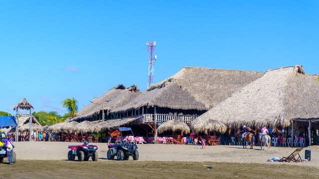 caba&ntilde;a playera en un dia de verano con cielo azul