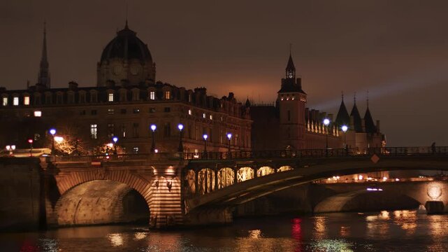 L'Ile de la Cit&eacute; of Paris by night 