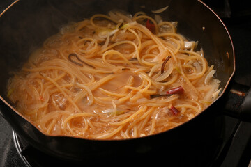 料理中の和風パスタ