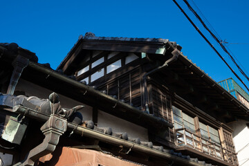 Fototapeta premium 日本の瓦屋根の和風建築、木造建築の２階部分