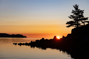 Obraz premium Beautiful landscape view of the sunrise on Kodiak Island in Alaska.