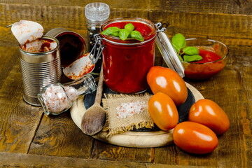 Barattolo di vetro con passata di pomodoro e pomodori pelati