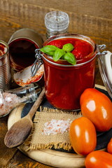 Barattolo di vetro con passata di pomodoro e pomodori pelati
