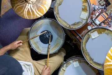 Obraz premium man plays drums at home