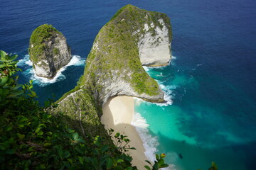 Iconic Kelingking Beach with its Dinosaur-shaped Cliff and Turquoise Waters
