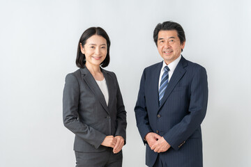 白バックのミドルの男女のビジネスマン