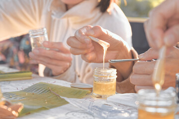 ハチミツのテイスティングをしているところ