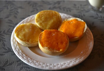 Cheddar And Leicester Bun White