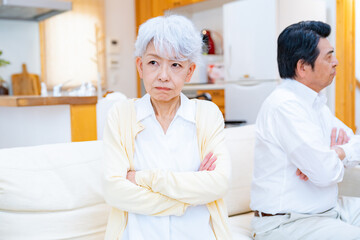 Obraz premium 怒る女性シニア