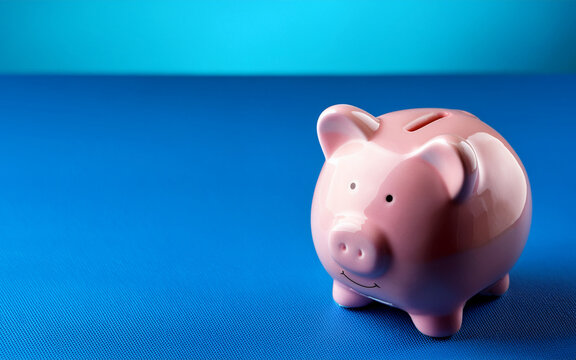 Tirelire cochon sur fond bleu.