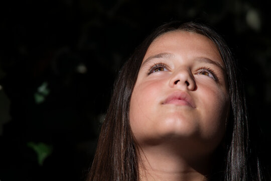 Volto di bimba con sguardo al cielo