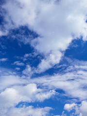 Obraz premium 綺麗な青空と白い雲の風景