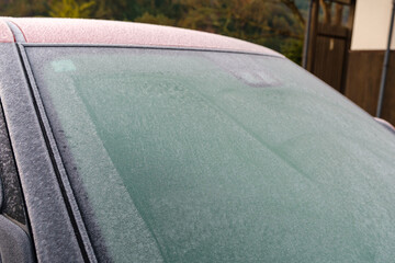 凍り付いた車のボディ　寒冷地