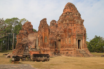 Naklejka premium ruined ancient hindu and buddhist khmer temple (lolei) in angkor in siem reap in cambodia 