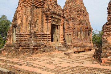 Naklejka premium ruined ancient hindu and buddhist khmer temple (lolei) in angkor in siem reap in cambodia 
