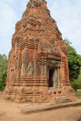 Obraz premium ruined ancient hindu and buddhist khmer temple (lolei) in angkor in siem reap in cambodia 