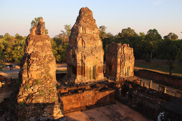 Naklejka premium ruined ancient hindu and buddhist khmer temple (pre rup) in angkor in siem reap in cambodia 